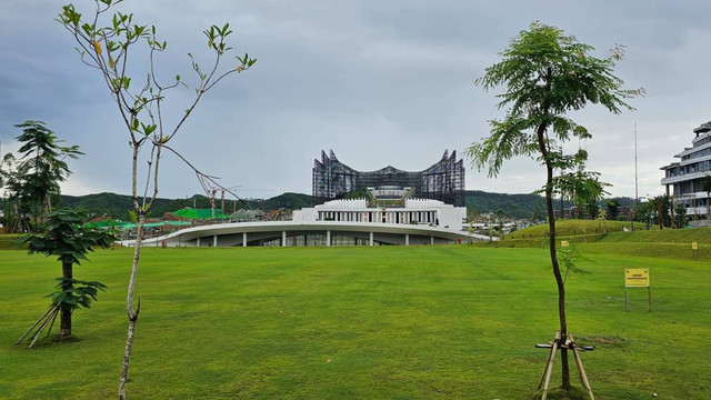 Kondisi lapangan upacara yang akan digunakan pada HUT ke-79 RI di kawasan Istana Kepresidenan IKN, Rabu (7/8/2024). Foto: Ikhwanul Habibi/kumparan