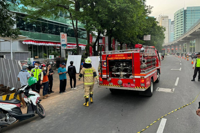 Petugas pemadam kebakaran bersama polisi bersiaga di lokasi pipa gas bocor di Jalan Rasuna Said, Jakarta Selatan, Rabu (7/8/2024). Foto: Twitter/ @TMCPoldaMetro