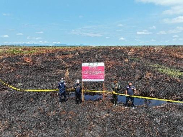 Gakkum KLHK menyegel lokasi karhutla di Kalbar. Foto: Dok. KLHK