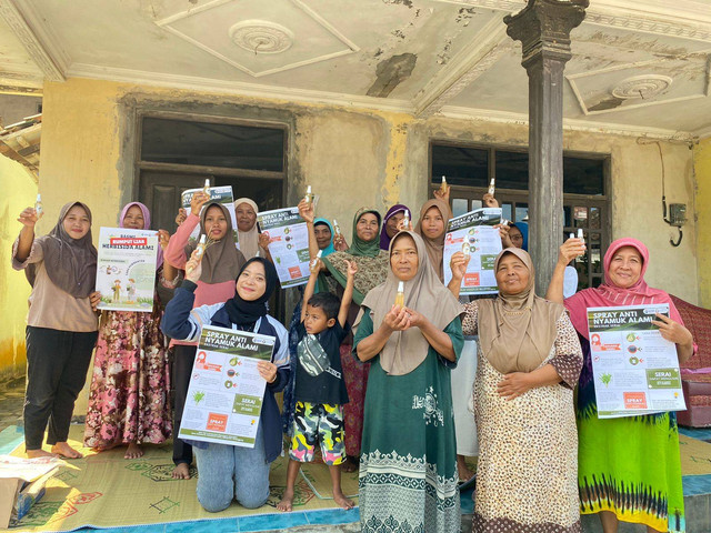 Penyuluhan pembuatan spray anti nyamuk alami dari serai kepada ibu-ibu Desa Sukomarto. Sumber: Dokumentasi Alya Salwa Az Zahra (KKN TIM II UNDIP 2024)