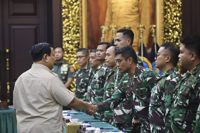 Menhan Prabowo Subianto memberikan pembekalan kepada 40 personel tenaga kesehatan (nakes) TNI yang akan berangkat untuk misi kemanusiaan Gaza. Foto: Dok. Menhan