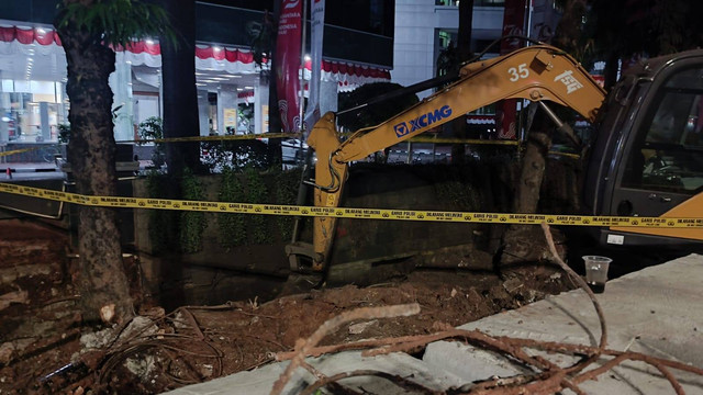 Mobil excavator masih berada di lokasi galian dan dipasangi garis polisi, Kuningan, Jakarta Selatan, Rabu (7/8/2024). Foto: Fadlan Nuril Fahmi/kumparan