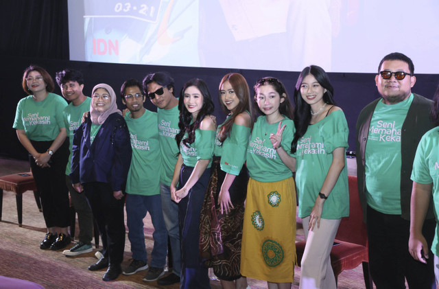 Artis Feby Rastanty bersama aktor Elang dan artis lainnya saat konferensi pers launcing poster dan trailer film Seni Memahami Kekasih di Epicentrum, Jakarta, Rabu, (7/8/2024). Foto: Agus Apriyanto