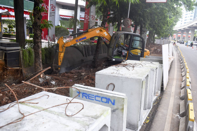 Sebuah ekskavator ditinggalkan operator di dekat semburan gas dari pipa gas di depan Gedung Kemenkes, Jalan Rasuna Said, Jakarta, Rabu (7/8/2024). Foto: Indrianto Eko Suwarso/ANTARA FOTO