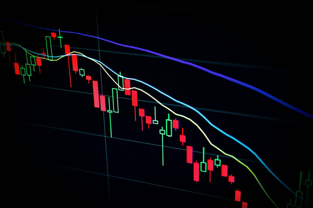 Ilustrasi penurunan grafik saham akibat fenomena Japanese Yen Carry Trade. Sumber: Maxim Hopman/Unsplash.