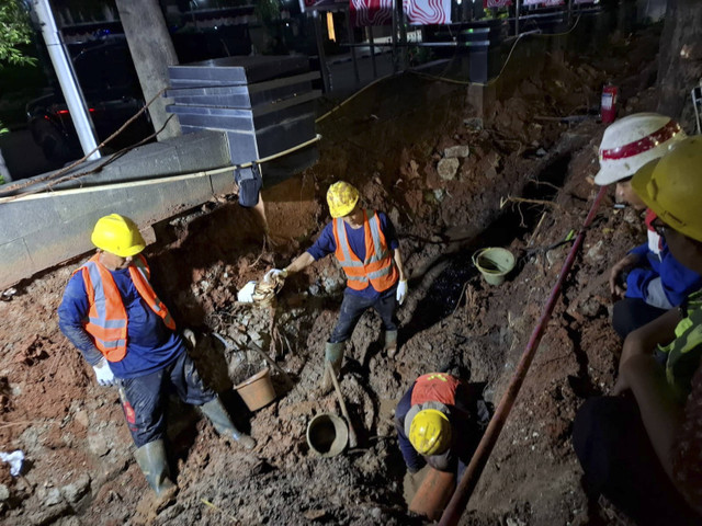 Tim Penanganan Gangguan (TPG) PGN melakukan penanganan terhadap indikasi kebocoran pipa gas bumi di depan Gedung Kemenkes, Jalan HR Rasuna Said, Kuningan Timur, Setiabudi, Jakarta Selatan, Rabu (7/8/2024). Foto: Dok. PGN