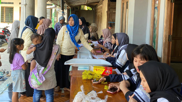 Pelaksanaan Bazar Murah di Posyandu Jengglong. Sumber: Dokumentasi Pribadi