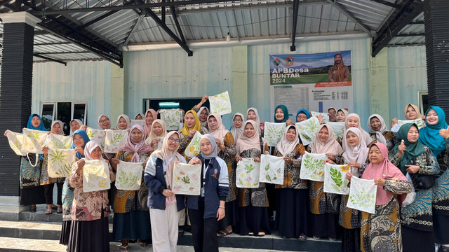 Dokumentasi bersama ibu-ibu PKK Desa Buntar (Sumber: Dokumentasi Pribadi)