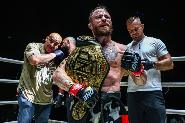 Jarred Brooks menyandang sabuk Juara Dunia Interim ONE Strawweight MMA usai mengalahkan Gustavo Balart di ONE Fight Night 24 pada 3 Agustus. Foto: ONE Championship