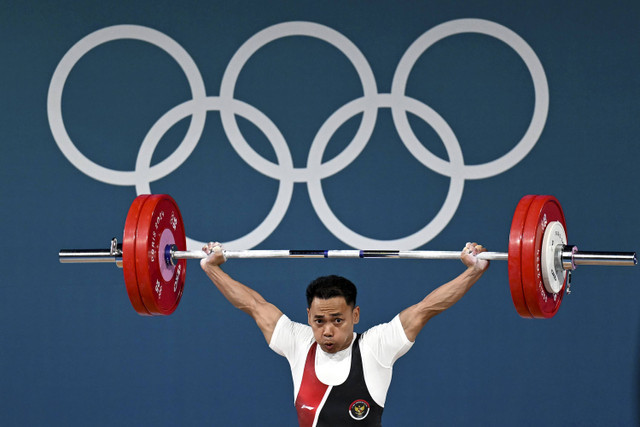 Lifter Indonesia Eko Yuli Irawan melakukan angkatan snatch dalam kelas 61 kg putra Olimpiade Paris 2024 di South Paris Arena, Paris, Prancis, Rabu (7/8/2024). Foto: Wahyu Putro A/ANTARA FOTO