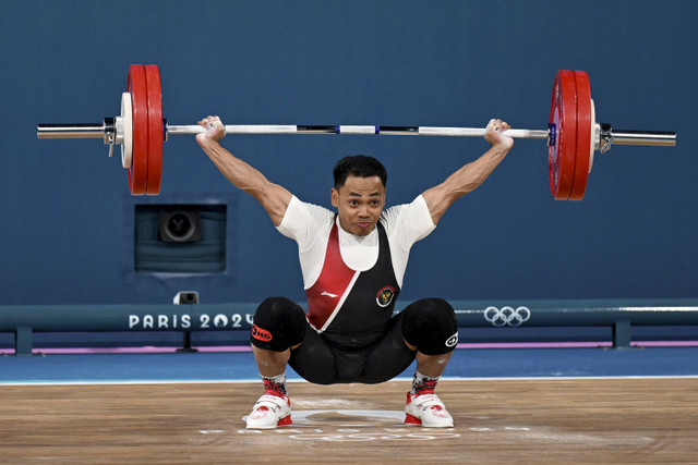 Lifter Indonesia Eko Yuli Irawan melakukan angkatan snatch dalam kelas 61 kg putra Olimpiade Paris 2024 di South Paris Arena, Paris, Prancis, Rabu (7/8/2024). Foto: Nova Wahyudi/ANTARA FOTO