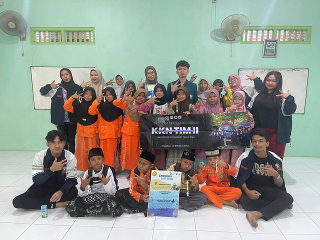 Dokumentasi Bersama Anak-Anak di Desa Kandeman