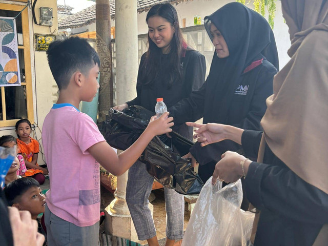 Edukasi Pilah Sampah, Mahasiswa PMM UMM Ajarkan Anak-Anak Pentingnya Kebersihan (1)