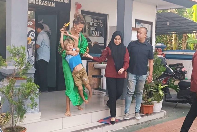 Kocong atau BS (7), bocah yang viral lantaran hobi keluyuran tanpa baju dan sendal di Desa Ubud, Kabupaten Gianyar, Bali, dipaksa pulang ke negaranya, Ukraina, Kamis (8/8/2024). Foto: Denita BR Matondang/kumparan