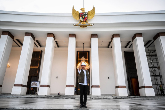 Menteri Koordinator Bidang Politik, Hukum dan Keamanan Hadi Tjahjanto mengecek rumput Istana Negara saat temu Pemred media di IKN, Kabupaten Penajam Paser Utara, Kalimantan Timur, Rabu (7/8/2024). Foto: ANTARA FOTO/Rivan Awal Lingga