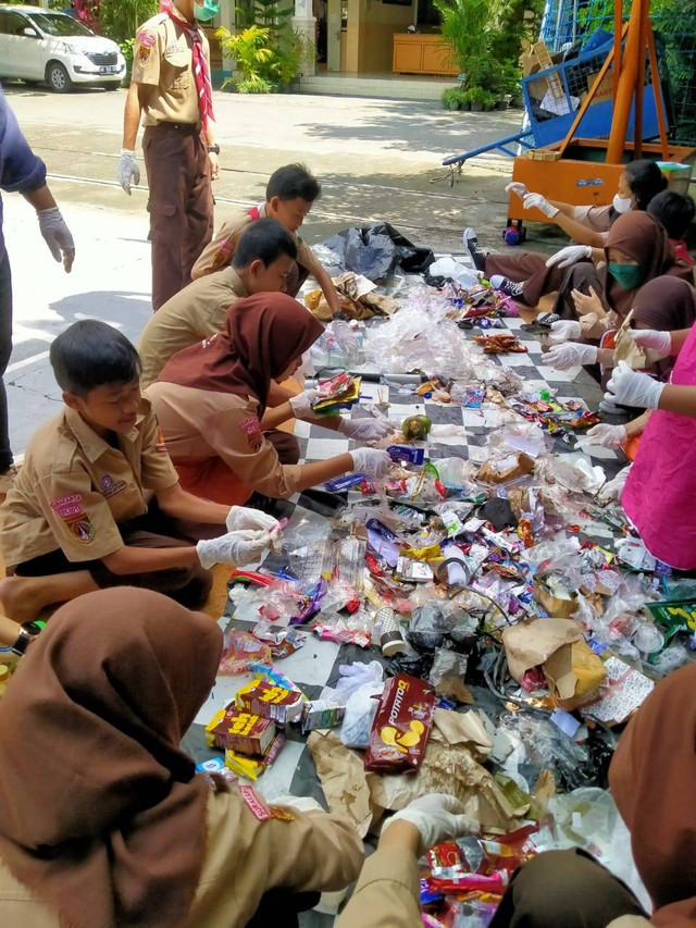 Waspada Bahaya Jajanan Anak Sekolah Tercampur Bahan Plastik 