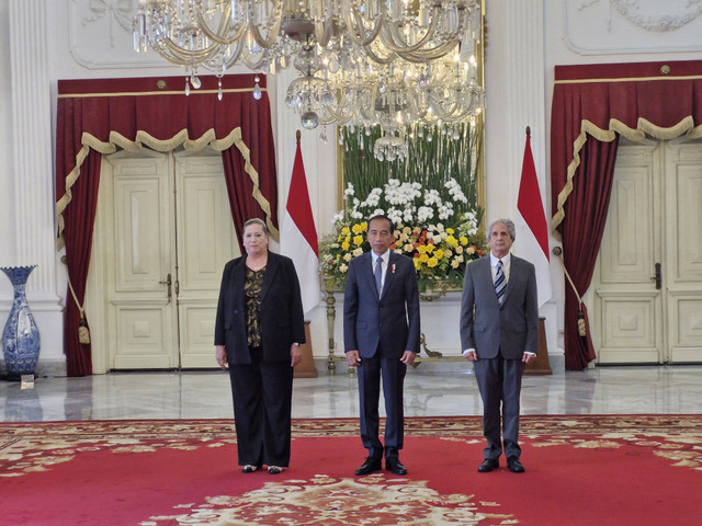 Presiden Jokowi menerima surat kepercayaan dari 10 duta besar negara sahabat yang akan bertugas di Indonesia, Kamis (8/8). Foto: Nadia Riso/kumparan