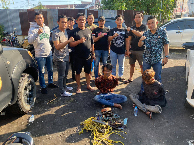 Pelaku pencuri kabel listrik PLN saat ditangkap personel Polsek Pontianak Selatan. Foto: Dok. Polsek Pontianak Selatan.