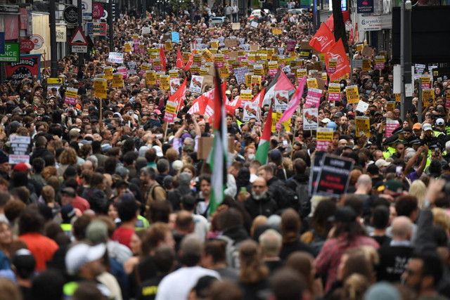 Warga menggelar aksi unjuk rasa menentang protes anti-imigran di London, Inggris, Rabu (7/8/2024). Foto: Chris J Ratcliffe/REUTERS