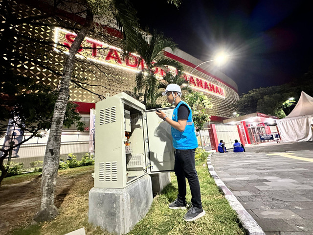 Seorang petugas PLN sedang memeriksa kelistrikan di Stadion Manahan sebagai venue utama dari Piala Presiden 2024. Foto: istimewa