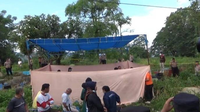 Tim ahli forensik melakukan ekshumasi atau pembongkaran makam Afif Maulana, pelajar SMP yang ditemukan tewas di bawah Jembatan Kuranji, Kota Padang, Sumatera Barat (Sumbar), Kamis (8/8/2024). Foto: kumparan