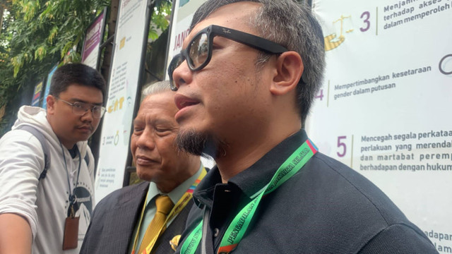 Suami Nisya Ahmad, Andika Rosadi, ditemui setelah hadir dalam sidang cerai di Pengadilan Agama Jakarta Selatan, Kamis (8/8/2024). Foto: Vincentius Mario/kumparan