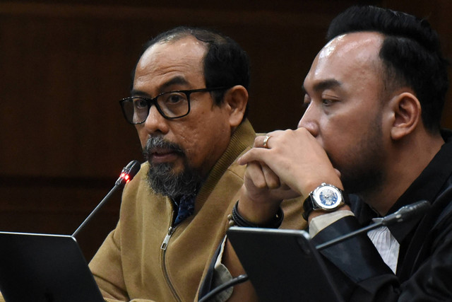 Terdakwa Hakim Agung nonaktif Gazalba Saleh mengajukan pertanyaan kepada saksi dalam sidang lanjutan kasus gratifikasi dan tindak pidana pencucian uang (TPPU) terkait penanganan perkara di Mahkamah Agung (MA), di Pengadilan Tipikor, Jakarta. Foto: Indrianto Eko Suwarso/ANTARA FOTO