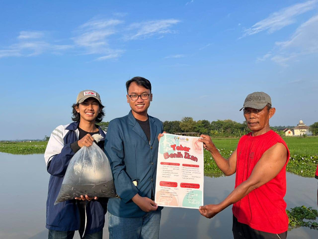 Gambar 1. Penyerahan Bibit Ikan Lele kepada Masyarakat Dusun Bleder, Desa Tegalsari