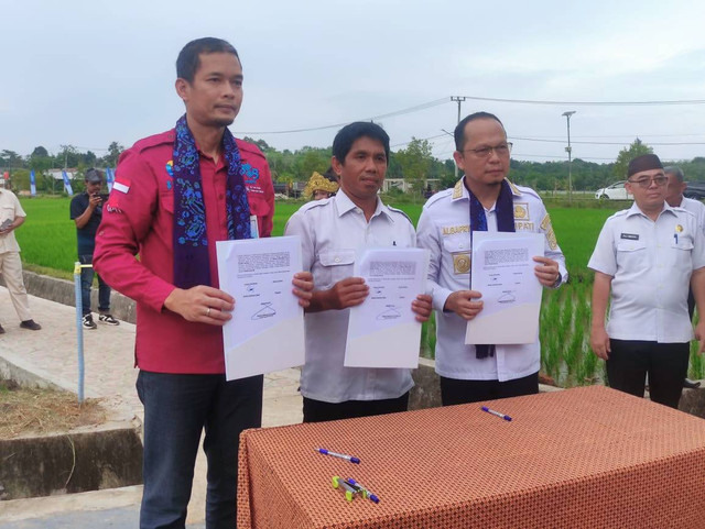 Pemimpin Bank Sumsel Babel Cabang Koba, Hendro Cahyono Yogie bersama Bipati Bangka Tengah, Algafry Rahman, saat tanda tangan serah terima CSR di Desa Namang. (ist)