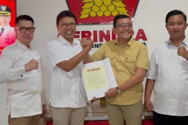 Sekretaris DPD Gerindra DIY, Nur Subiyantoro, bersalaman dengan Singgih Raharjo usai menyerahkan surat tugas di Kantor Partai Gerindra DIY, pada Rabu (7/8) sore. Foto: Dok. Istimewa