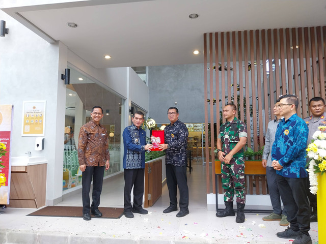 Pj Wali Kota Pontianak menghadiri grand opening HokBen di Menara Air Ayani Pontianak. Foto: Tracy/Hi!Pontianak