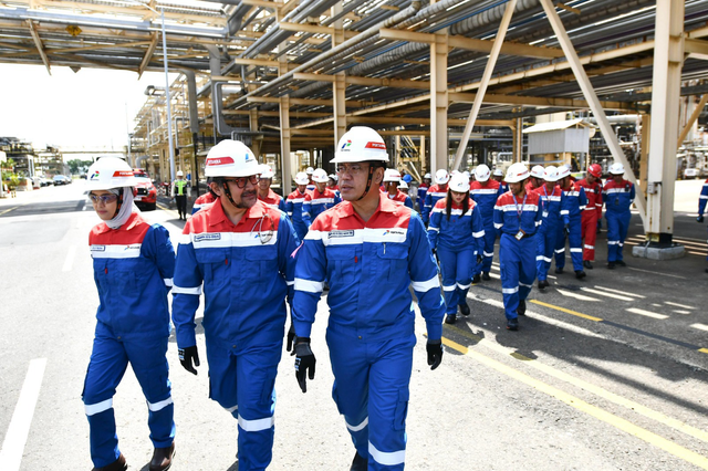 Komisaris Utama PT Pertamina (Persero) Simon Aloysius Mantiri bersama Komisaris Independen PT Kilang Pertamina Internasional (KPI) Prabu Revolusi dan Direktur SDM & Penunjang Bisnis PT KPI Tenny Elfrida, berbincang bersama saat melakukan kunjungan ke Green Refinery Kilang Pertamina International Refinery Unit IV Cilacap, Jawa Tengah, (6/8/2024). Foto: Dok. Pertamina