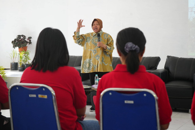 Mensos Tri Rismaharini dalam memberikan semangat kepada 18 korban Tindak Pidana Perdagangan Orang (TPPO) di Sentra Efata Kupang, Nusa Tenggara Timur. Foto: Dok. Istimewa