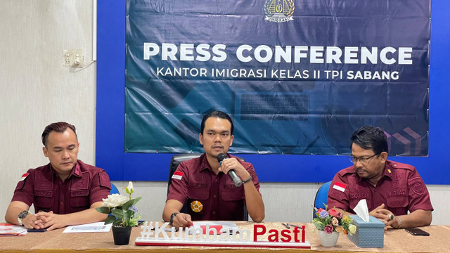 Kepala Kantor Imigrasi Kelas II TPI Sabang, Muchsin Miralza (tengah) saat jumpa pers, Kamis (8/8/2024).  Foto: Raga Imam/kumparan