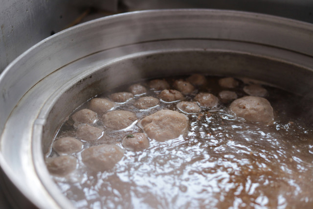 Bakso Enak di Fatmawati. Foto hanya sebagai ilustrasi, bukan tempat sebenarnya. Sumber: Unsplash/Abil Arqam.