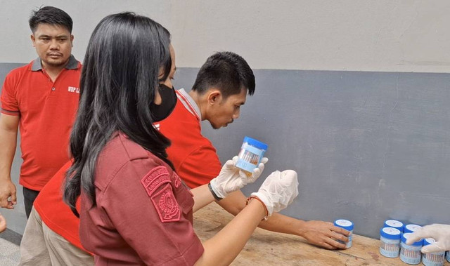 Tim medis saat melakukan pemeriksaan urine warga binaan Lapas Kelas II A Kendari.