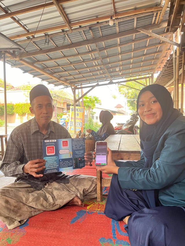 Dokumentasi pelaksanaan kegiatan pelatihan pencatatan pemasukan dan pengeluaran dengan aplikasi sederhana pada Jumat, 02 Agustus 2024 oleh mahasiswa KKN UNDIP kepada masyarakat Kelurahan Simbang Kulon. (Foto: dokumen pribadi)