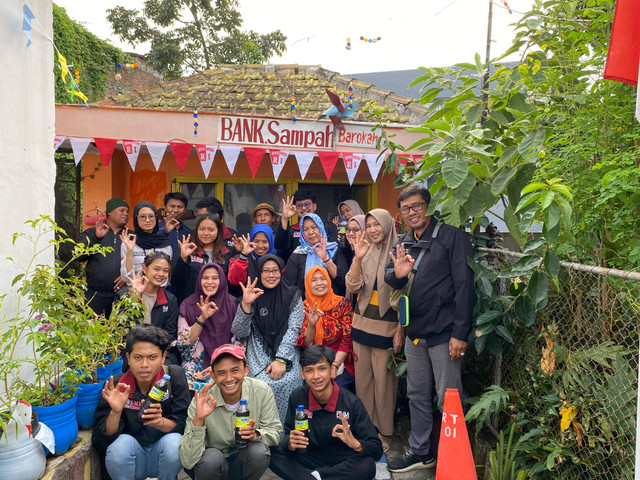 foto bersama warga di bank sampah. dokumentasi: pribadi