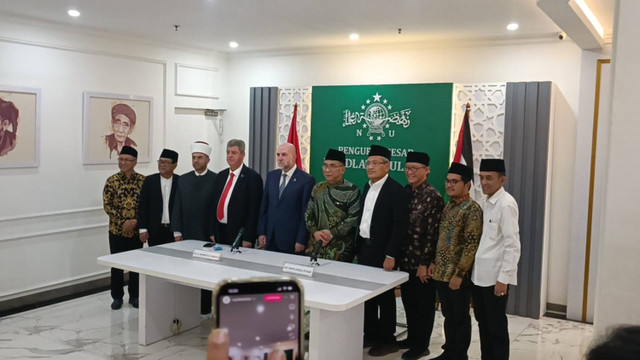 Ketum PBNU, Yahya Cholil Staquf bersama Penasihat Presiden Otoritas Palestina, Mahmoud Al Habbash dalam konferensi pers di Kantor PBNU, Kramat Raya, Jakarta Pusat, Kamis (8/8/2024).  Foto: Fadlan Nuril Fahmi/kumparan