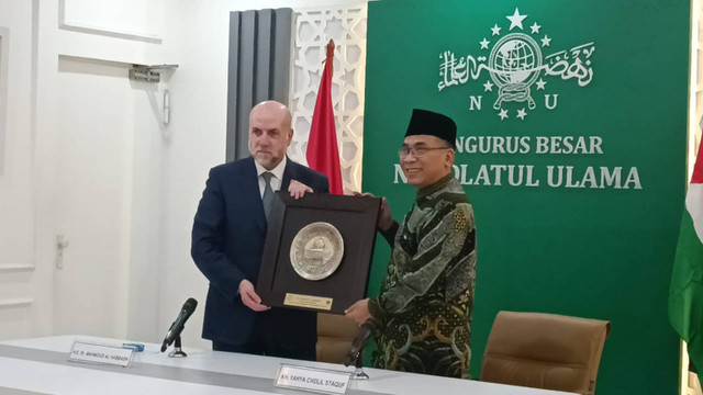 Ketum PBNU, Yahya Cholil Staquf bersama Penasihat Presiden Otoritas Palestina, Mahmoud Al Habbash dalam konferensi pers di Kantor PBNU, Kramat Raya, Jakarta Pusat, Kamis (8/8/2024).  Foto: Fadlan Nuril Fahmi/kumparan