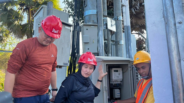 Pengecekan menara pemancar Mitratel di Labuan Bajo, Nusa Tenggara Timur, Selasa (6/8)/2024). Widya Islamiati/kumparan