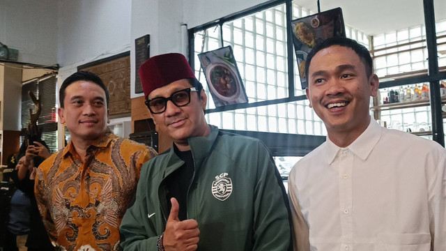 Andre Taulany  berpose usai bicara soal perceraiannya dengan Erin Taulany di Kawasan Kapten Tendean, Jakarta Selatan, Kamis (8/8/2024). Foto: Giovanni/kumparan