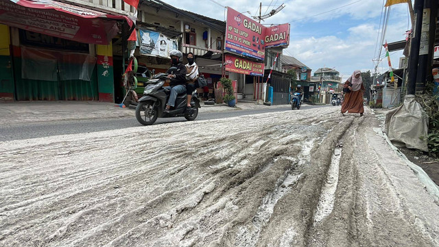 Kondisi jalan yang sedang diperbaiki rusak di Jalan Raya Nanjung, Kelurahan Utama, Kecamatan Cimahi Selatan, Kota Cimahi. Foto: kumparan