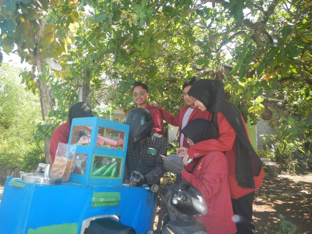 Membeli ice cream gerobag keliling ala mahasiswa. Sumber gambar: dokumentasi pribadi