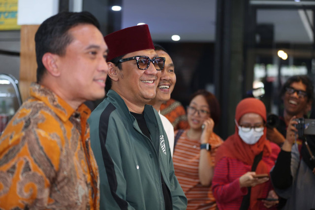 Artis Andre Taulany memberikan keterangan pers terkait perceraian dengan istrinya di kawasan Tendean, Jakarta, Kamis, (8/8/2024). Foto: Agus Apriyanto