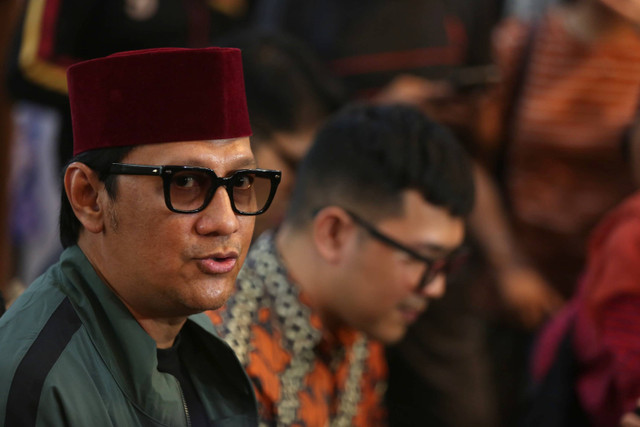 Artis Andre Taulany memberikan keterangan pers terkait perceraian dengan istrinya di kawasan Tendean, Jakarta, Kamis, (8/8/2024). Foto: Agus Apriyanto