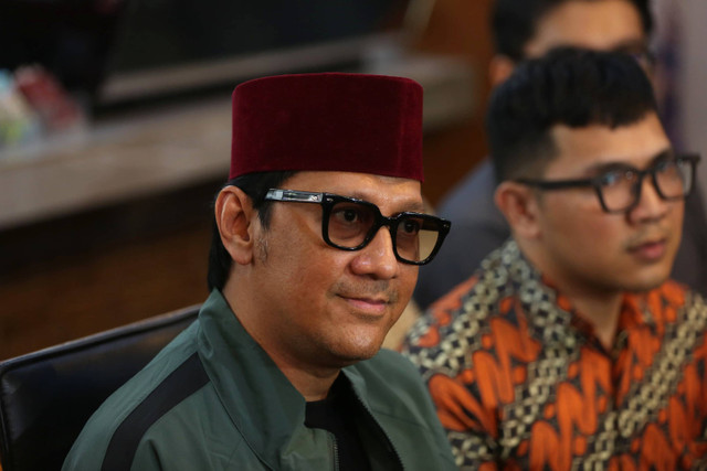 Artis Andre Taulany memberikan keterangan pers terkait perceraian dengan istrinya di kawasan Tendean, Jakarta, Kamis, (8/8/2024). Foto: Agus Apriyanto