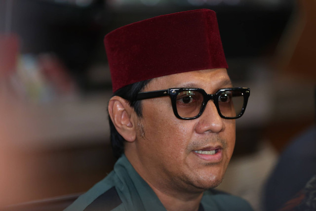 Artis Andre Taulany memberikan keterangan pers terkait perceraian dengan istrinya di kawasan Tendean, Jakarta, Kamis, (8/8/2024). Foto: Agus Apriyanto
