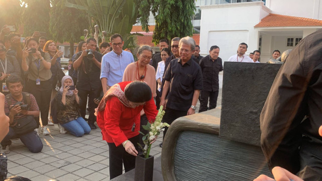 Ketua Umum PDI Perjuangan, Megawati Soekarnoputri menghadiri pameran patung karya seniman Dolorosa Sinaga di Galeri Nasional Indonesia, Jakarta, Kamis (8/8/2024). Foto: Luthfi Humam/kumparan