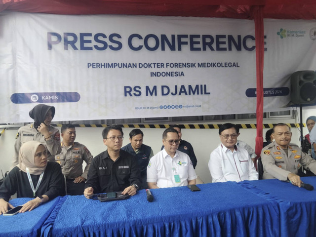 Tim forensik melakukan konferensi pers usai melakukan autopsi ulang jenazah Afif Maulana. Foto: kumparan